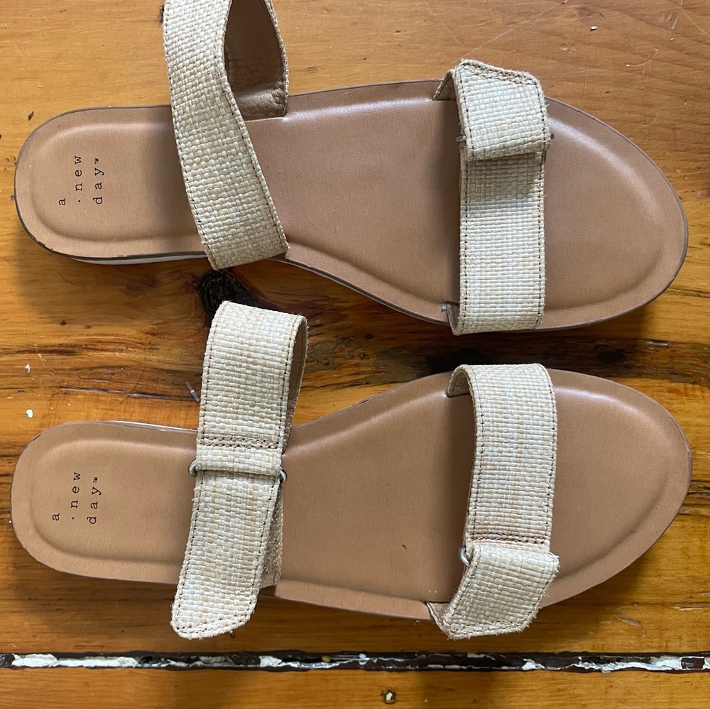 UNIVERSAL THREAD SANDALS